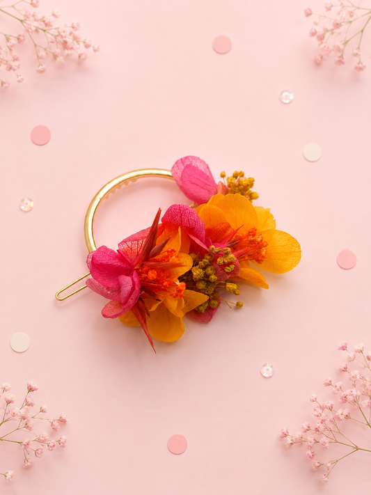 Barrette circulaire doree avec fleurs stabilisees aux teintes fuchsia orange et jaune moutarde pour mariage