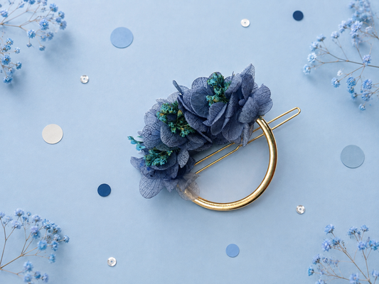 Barrette circulaire doree avec fleurs stabilisees aux teintes bleu et turquoise pour mariage