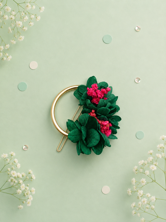 Barrette circulaire doree avec fleurs stabilisees aux teintes vert emeraude et fuchsia pour mariage