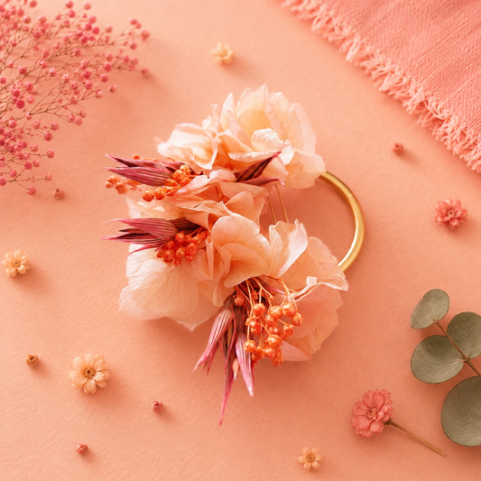 Barrette anneau de mariage en metal dore avec fleurs sechees et hortensia stabilise teintes peche et saumon