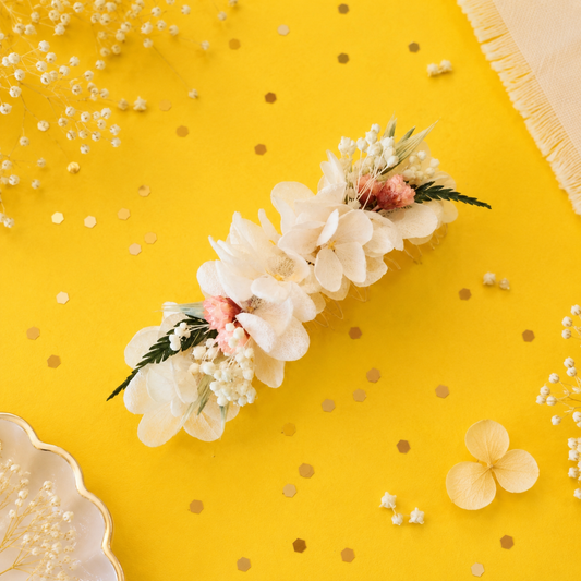 Barrette de mariage en metal avec fleurs sechees et hortensia stabilise teintes blanc et rose poudre