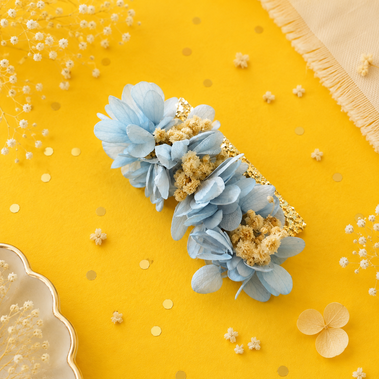 Barrette de mariage en metal dore avec fleurs sechees et hortensia stabilise teintes bleu ciel et blanc