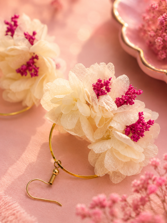 Boucles d'oreilles mariage créoles hortensia blanc ivoire et broom bloom magenta