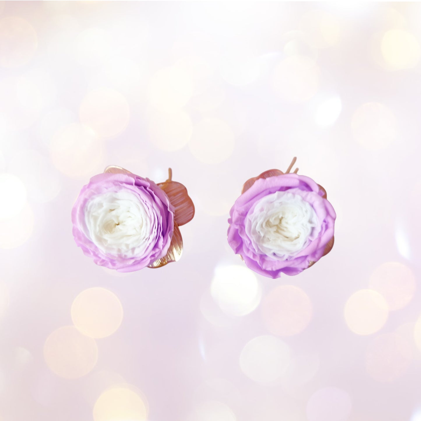 "Brume Florale"Puces d'Oreilles fleur stabilisée – Roses Blanche & Violette sur Filigrane Doré 💜