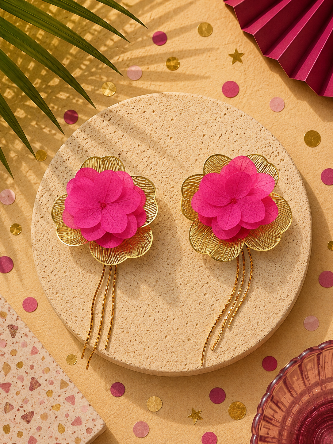 Boucles d'oreilles mariage modulables pendantes a chainettes hortensia rose fuchsia et acier inoxydable dore