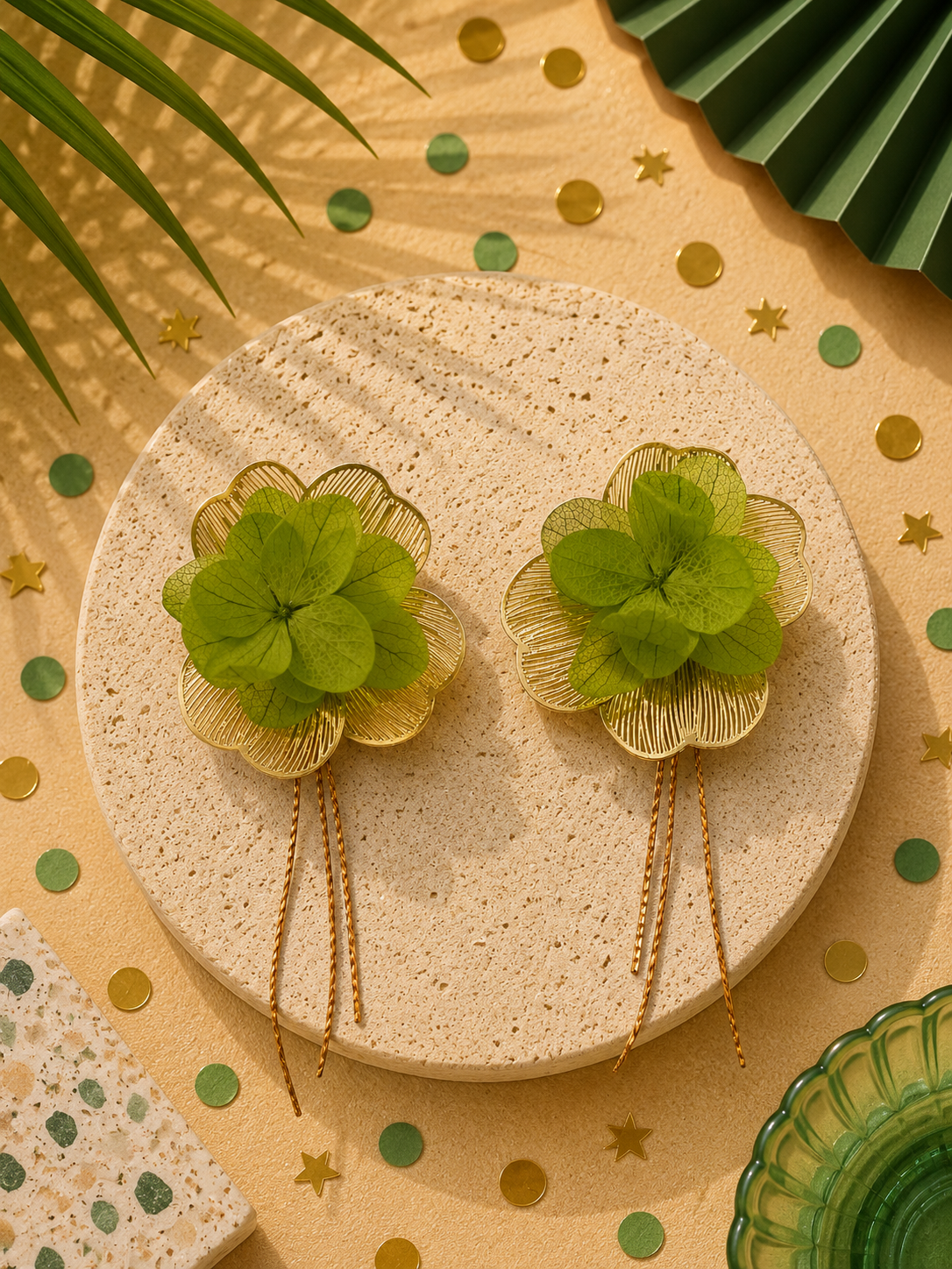 Boucles d'oreilles mariage modulables pendantes a chainettes hortensia vert olive et acier inoxydable dore