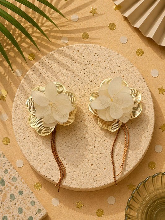 Boucles d'oreilles mariage modulables pendantes a chainettes hortensia blanc ivoire et acier inoxydable dore