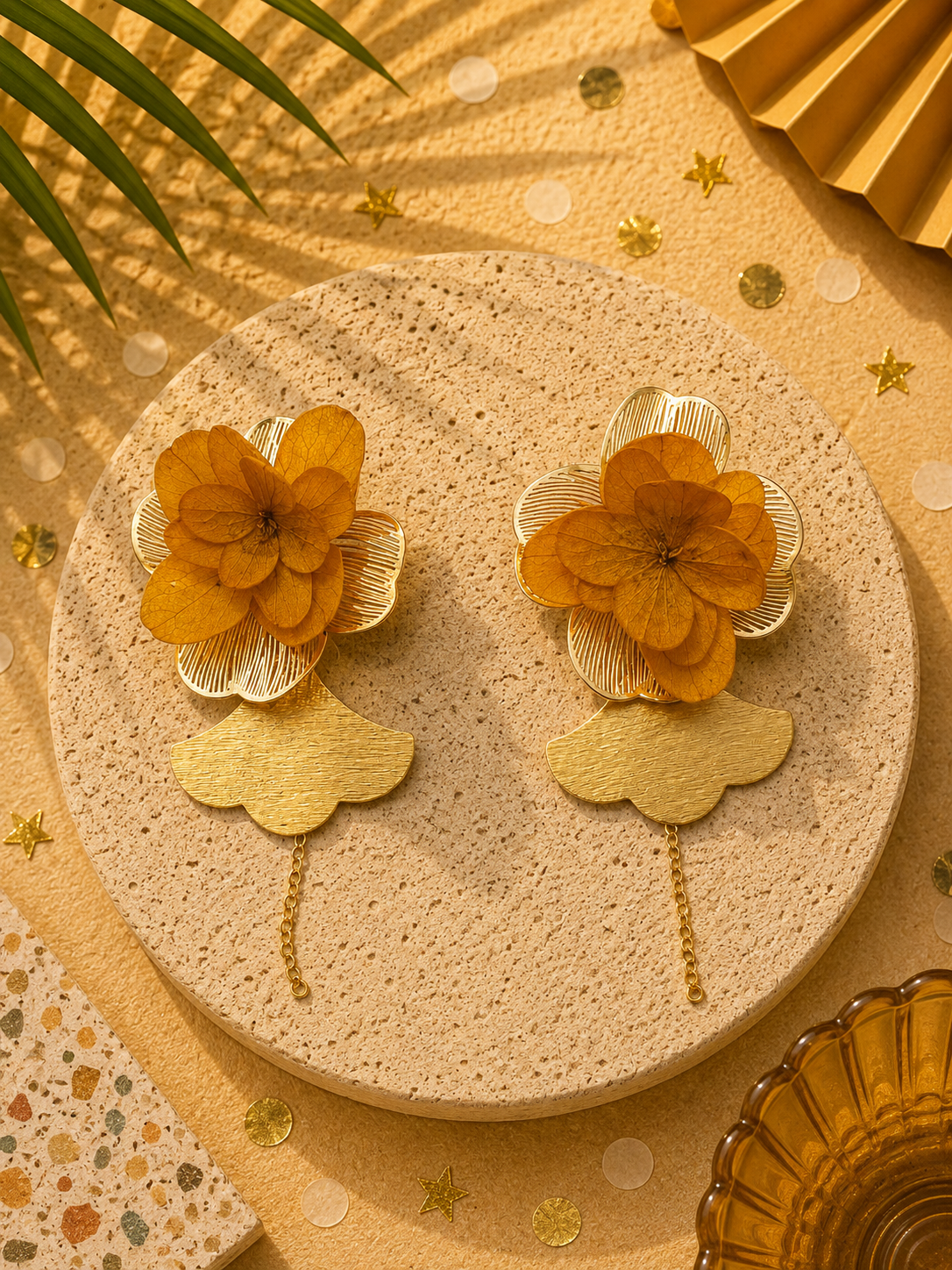 Boucles d'oreilles modulables mariage en hortensia stabilisé jaune moutarde et acier inoxydable doré