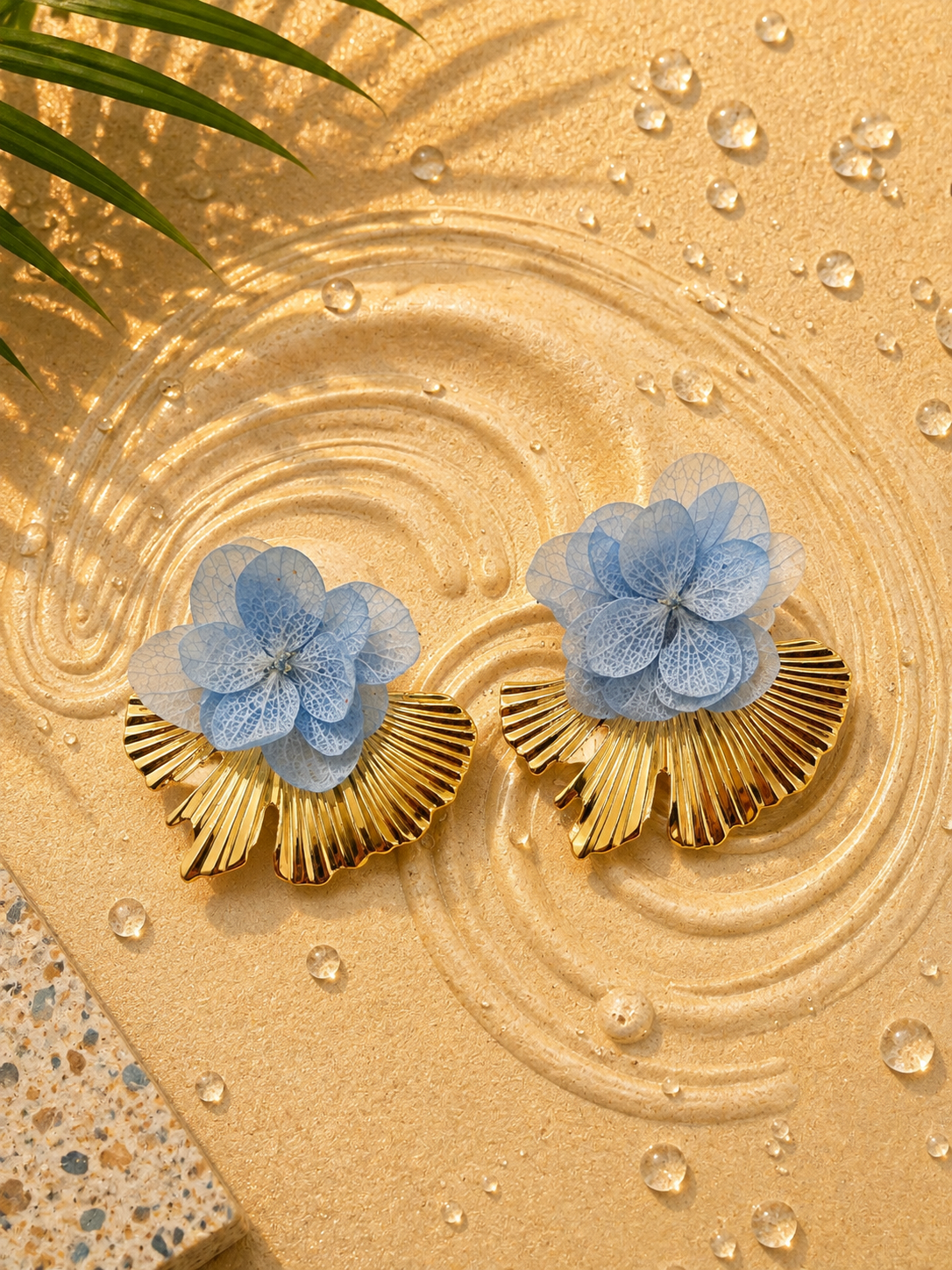 Boucles d'oreilles mariage modulables en hortensia stabilise bleu ciel et acier inoxydable dore