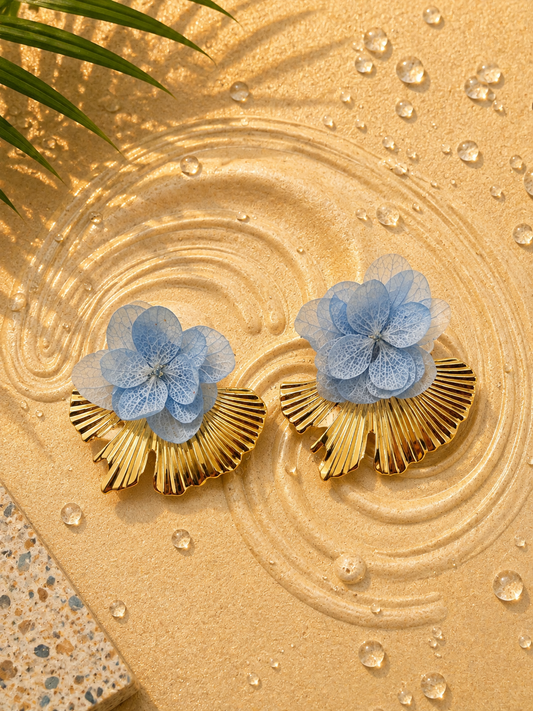 Boucles d'oreilles mariage modulables en hortensia stabilise bleu ciel et acier inoxydable dore