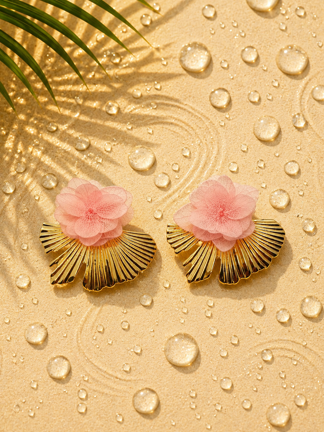 Boucles d'oreilles mariage modulables en hortensia stabilise rose poudre et acier inoxydable dore