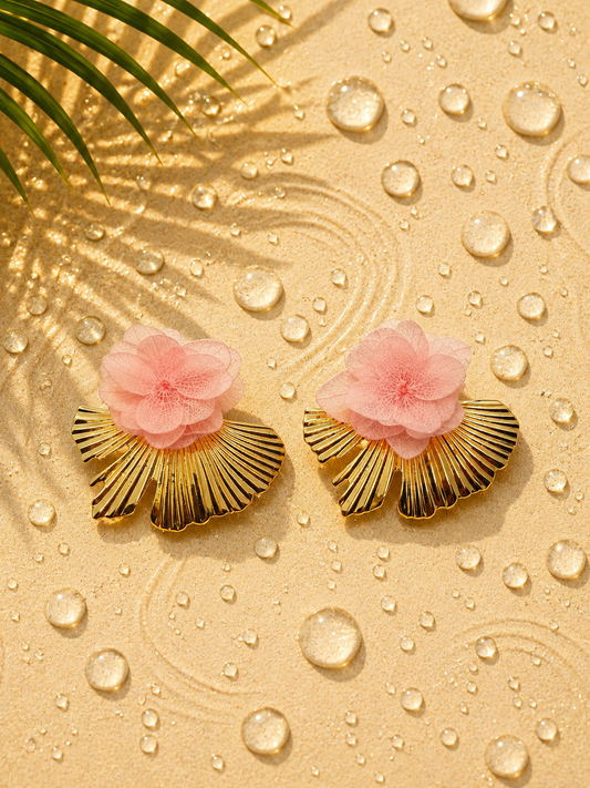 Boucles d'oreilles mariage modulables en hortensia stabilise rose poudre et acier inoxydable dore