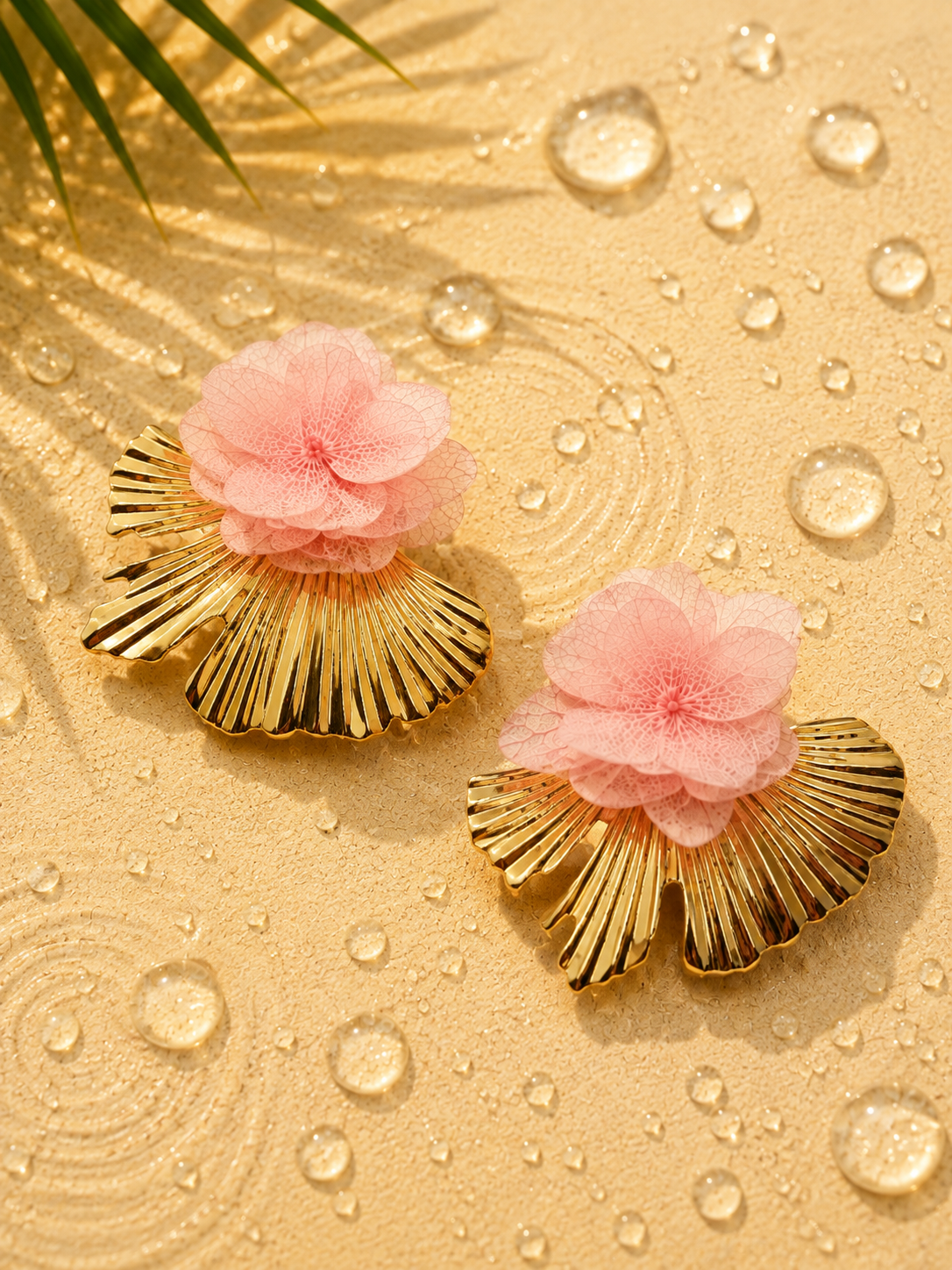 Boucles d'oreilles mariage modulables en hortensia stabilise rose poudre et acier inoxydable dore