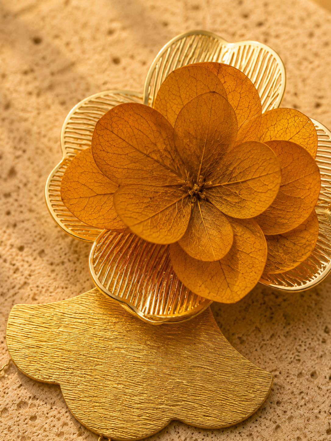 Boucles d'oreilles modulables mariage en hortensia stabilisé jaune moutarde et acier inoxydable doré