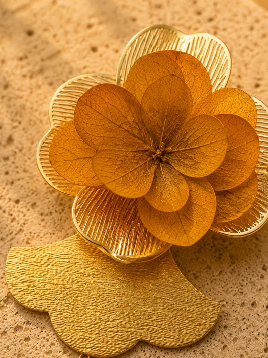Boucles d'oreilles modulables mariage en hortensia stabilisé jaune moutarde et acier inoxydable doré