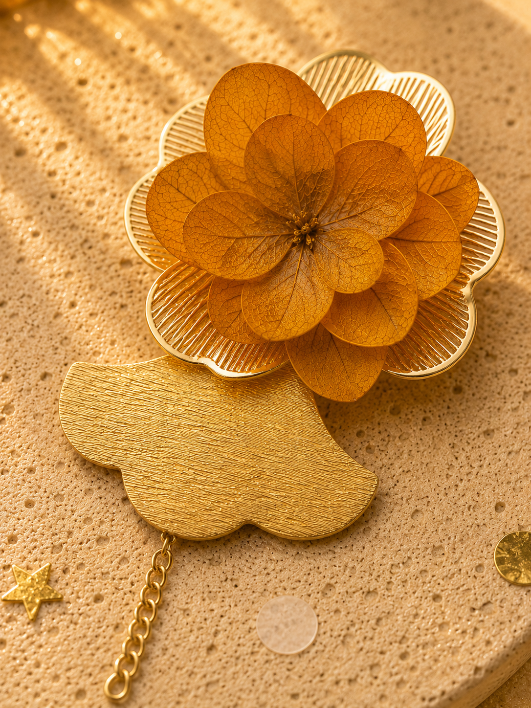 Boucles d'oreilles modulables mariage en hortensia stabilisé jaune moutarde et acier inoxydable doré