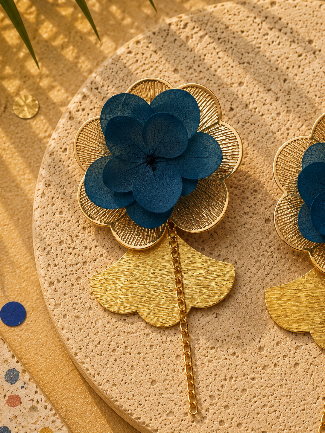 Boucles d'oreilles modulables mariage en hortensia stabilisé bleu canard et acier inoxydable doré
