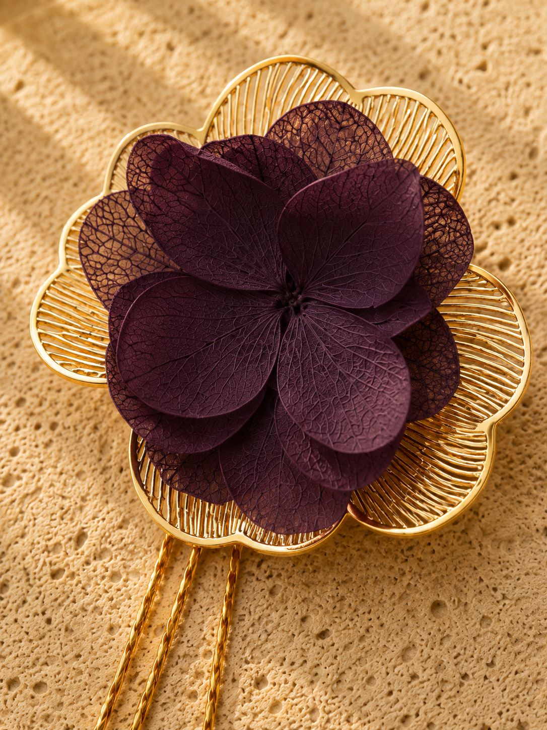 Boucles d'oreilles mariage modulables pendantes a chainettes hortensia violet prune et acier inoxydable dore