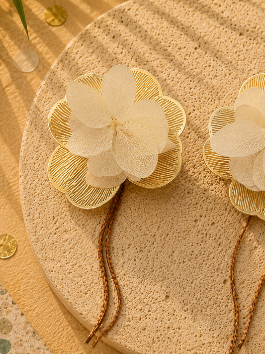 Boucles d'oreilles mariage modulables pendantes a chainettes hortensia blanc ivoire et acier inoxydable dore