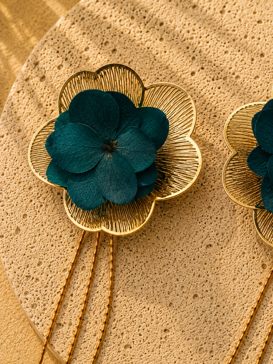 Boucles d'oreilles mariage modulables pendantes a chainettes hortensia bleu canard et acier inoxydable dore