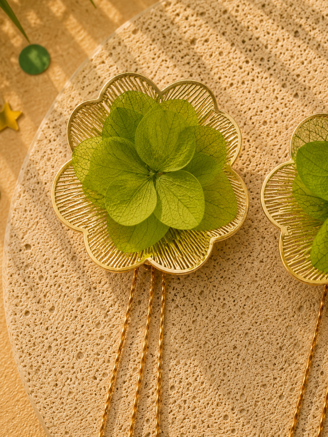 Boucles d'oreilles mariage modulables pendantes a chainettes hortensia vert olive et acier inoxydable dore
