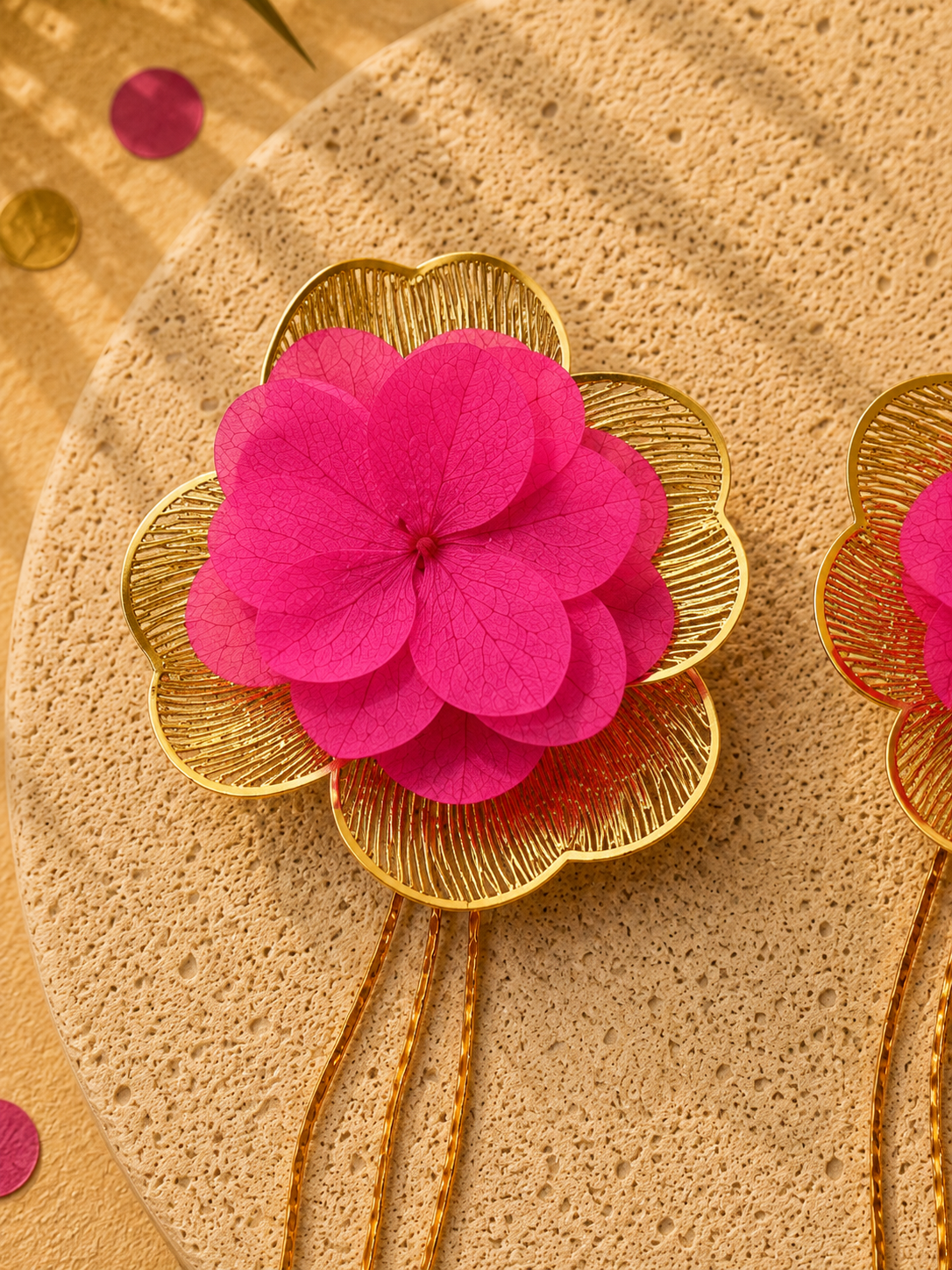 Boucles d'oreilles mariage modulables pendantes a chainettes hortensia rose fuchsia et acier inoxydable dore