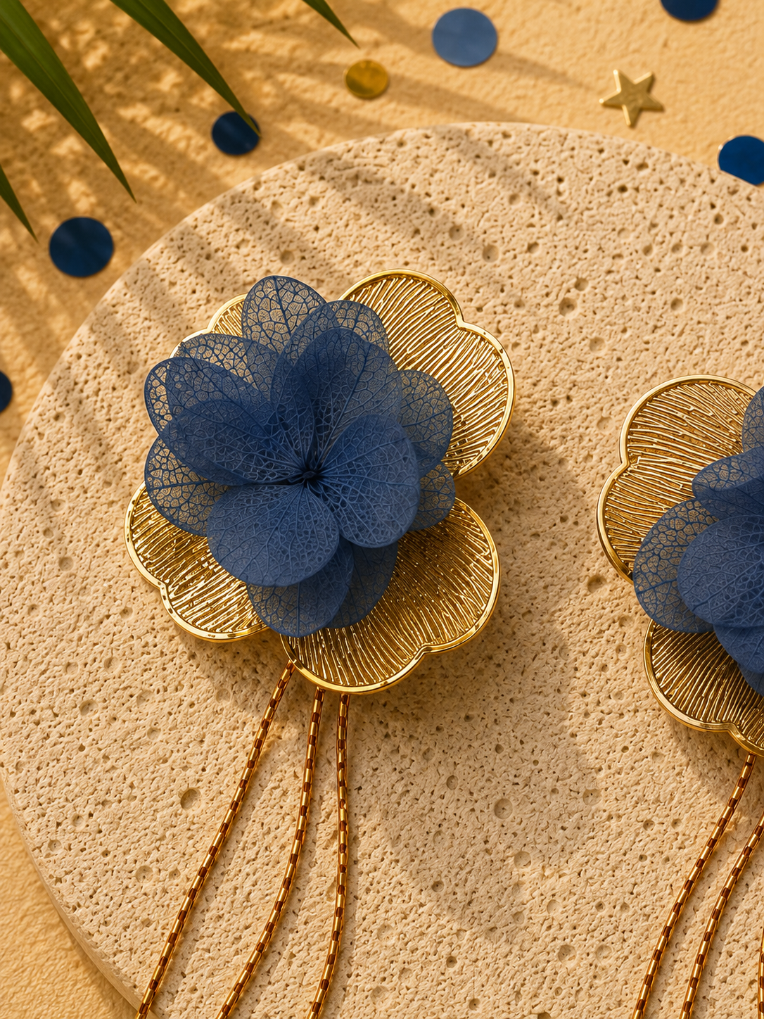 Boucles d'oreilles mariage modulables pendantes a chainettes hortensia bleu roi et acier inoxydable dore