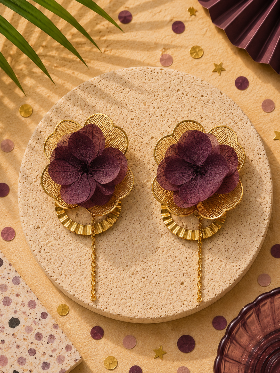 Boucles d'oreilles mariage modulables pendantes a anneaux et chainette hortensia violet prune et acier inoxydable dore