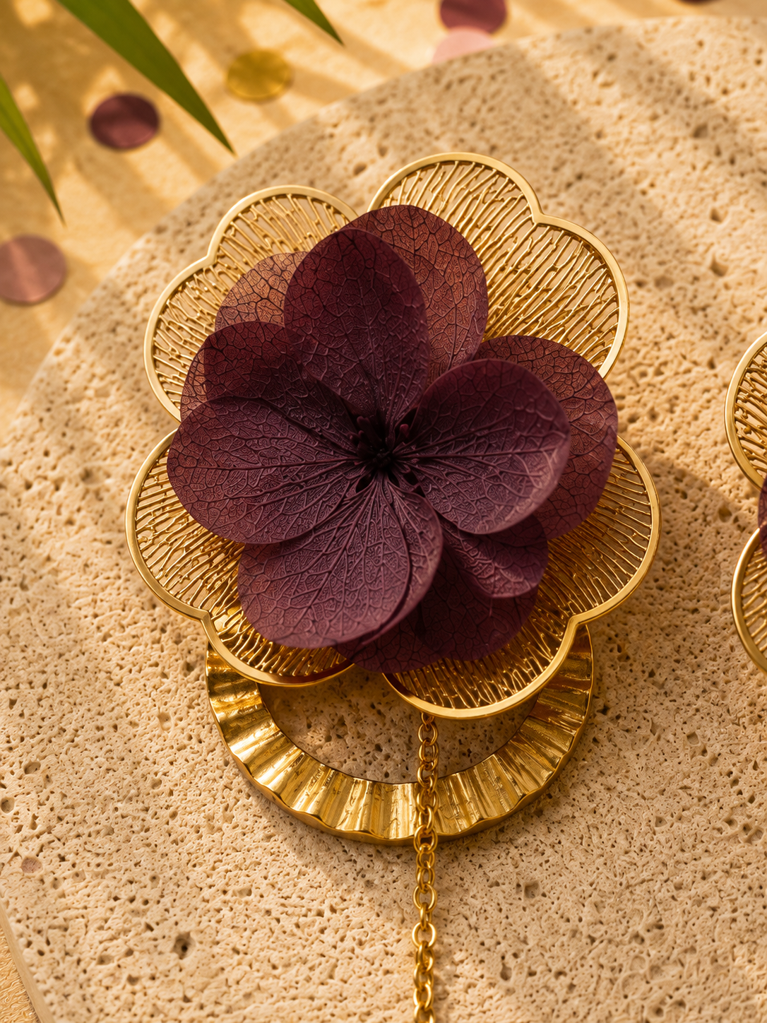 Boucles d'oreilles mariage modulables pendantes a anneaux et chainette hortensia violet prune et acier inoxydable dore