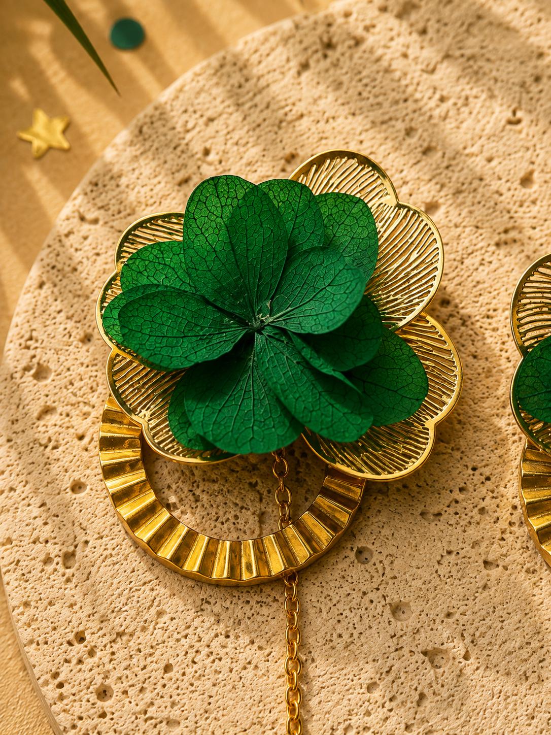 Boucles d'oreilles mariage modulables pendantes a anneaux et chainette hortensia vert emeraude et acier inoxydable dore