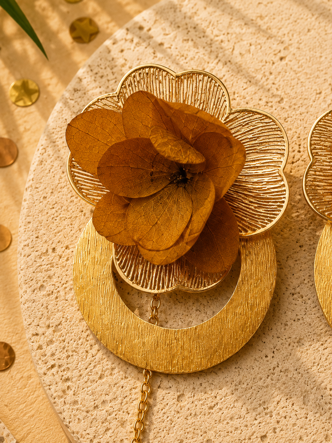 Boucles d'oreilles mariage modulables pendantes a anneaux et chainette hortensia jaune moutarde et acier inoxydable dore