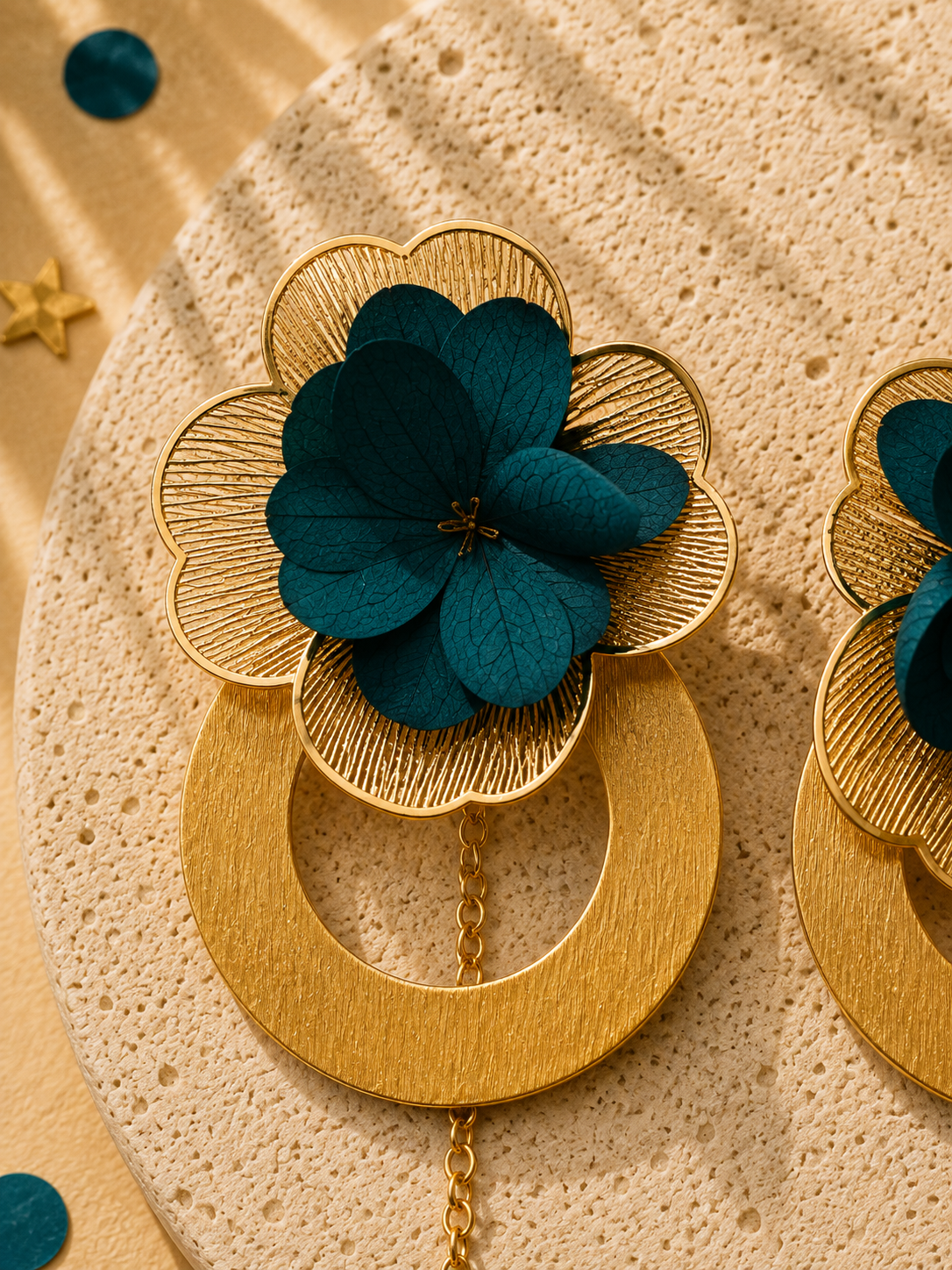 Boucles d'oreilles mariage modulables pendantes a anneaux et chainette hortensia bleu canard et acier inoxydable dore
