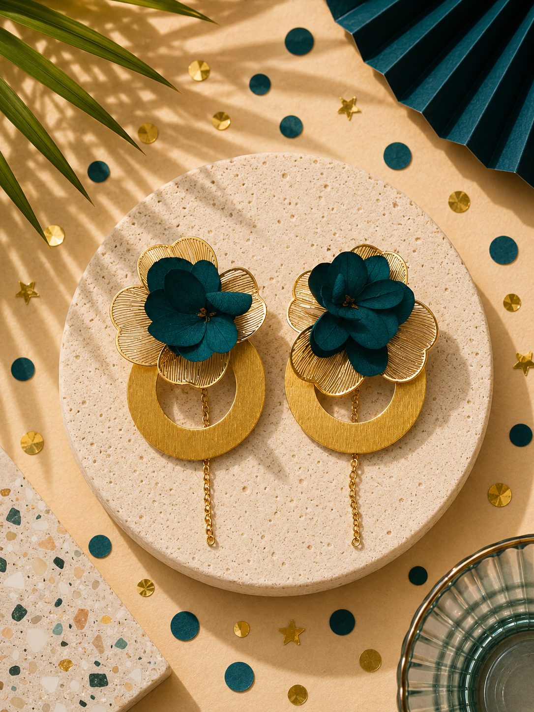 Boucles d'oreilles mariage modulables pendantes a anneaux et chainette hortensia bleu canard et acier inoxydable dore