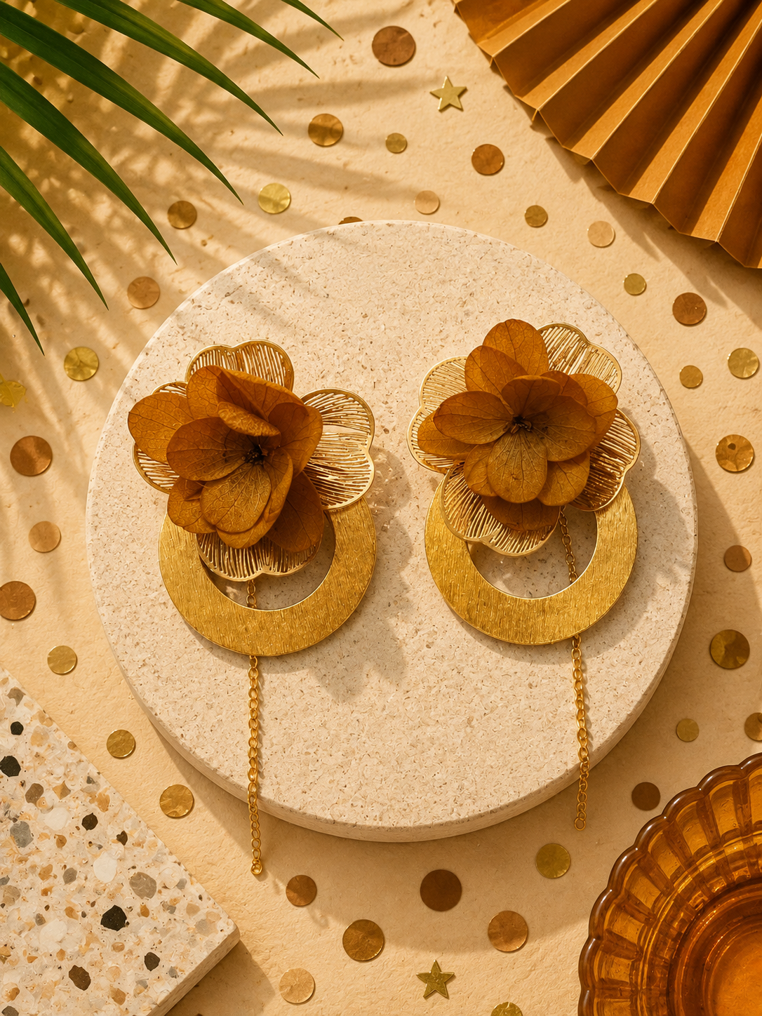 Boucles d'oreilles mariage modulables pendantes a anneaux et chainette hortensia jaune moutarde et acier inoxydable dore