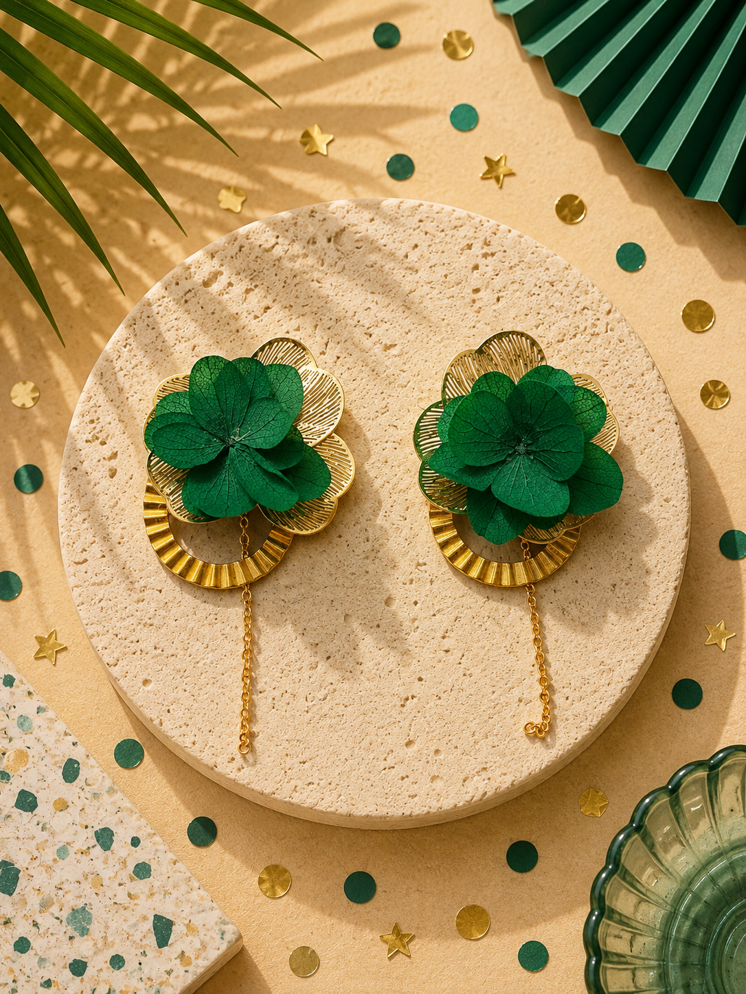 Boucles d'oreilles mariage modulables pendantes a anneaux et chainette hortensia vert emeraude et acier inoxydable dore