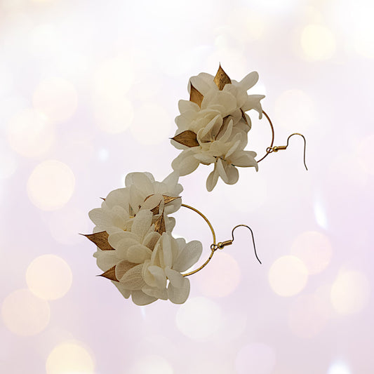 Boucles d'oreilles fleurs séchées mariage blanc et doré