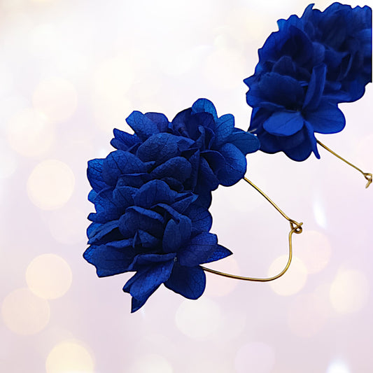 Boucles d'oreilles dormeuse fleurs séchées mariage bleu éléctrique