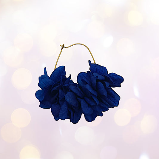 Boucles d'oreilles dormeuse fleurs séchées mariage bleu éléctrique