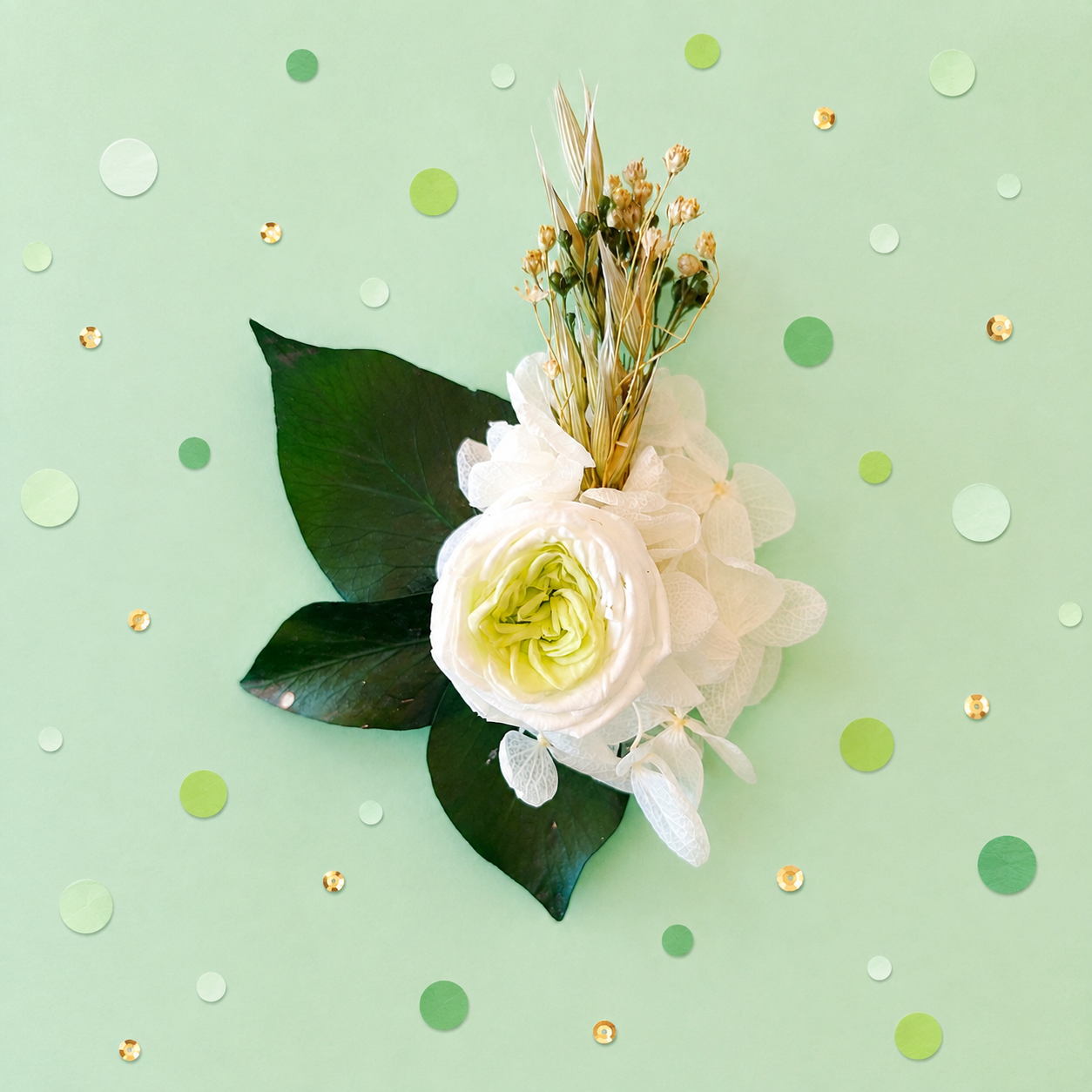 Boutonniere badge broche fleurs stabilisees blanc ivoire et feuillage vert pour mariage