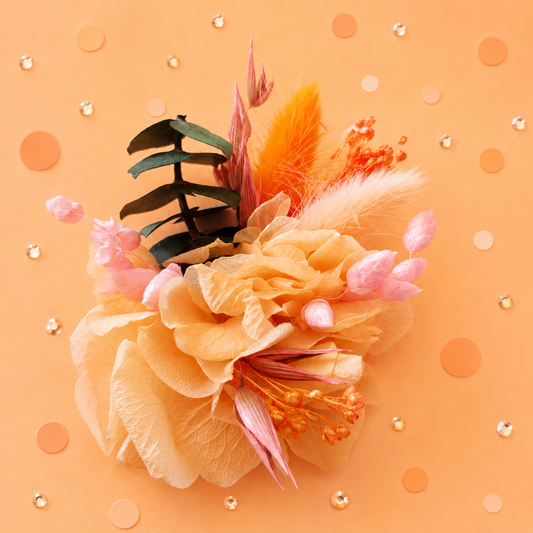 Boutonniere badge broche fleurs stabilisees peche orange rose poudre et eucalyptus pour mariage