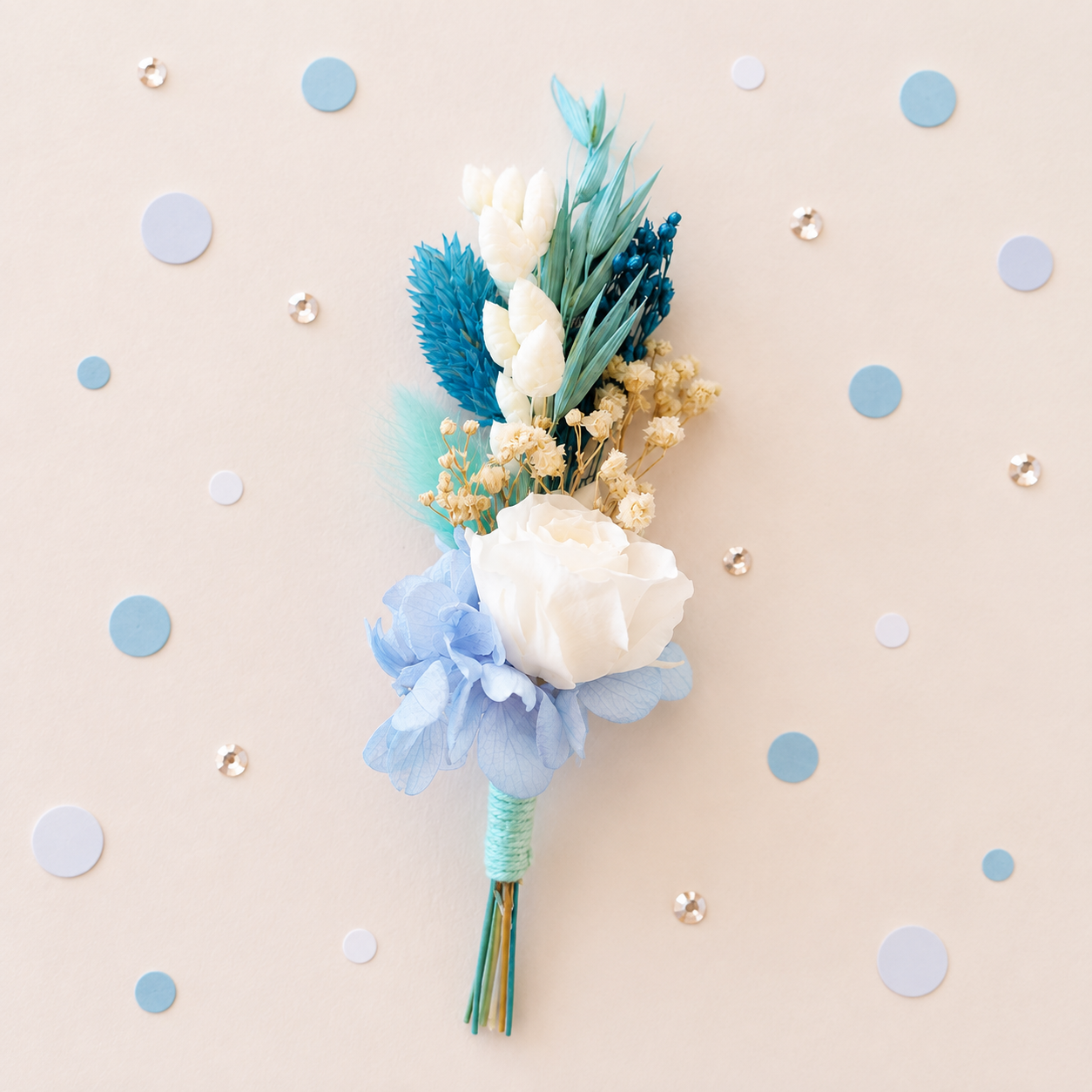Boutonniere mariage mini bouquet premium avec rose stabilisee blanche hortensia bleu ciel et fleurs sechees