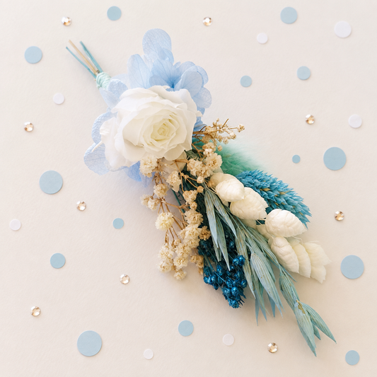 Boutonniere mariage mini bouquet premium avec rose stabilisee blanche hortensia bleu ciel et fleurs sechees