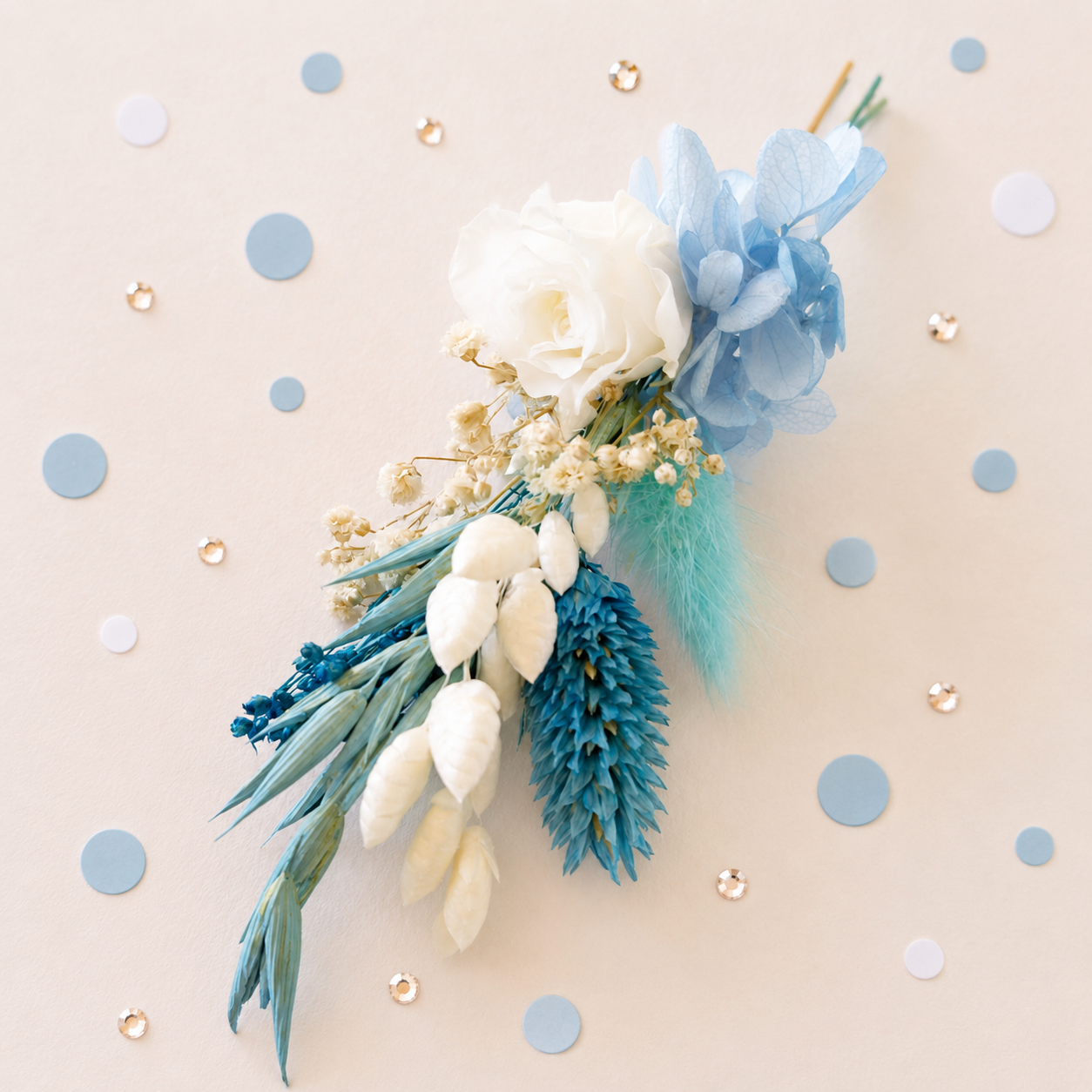 Boutonniere mariage mini bouquet premium avec rose stabilisee blanche hortensia bleu ciel et fleurs sechees
