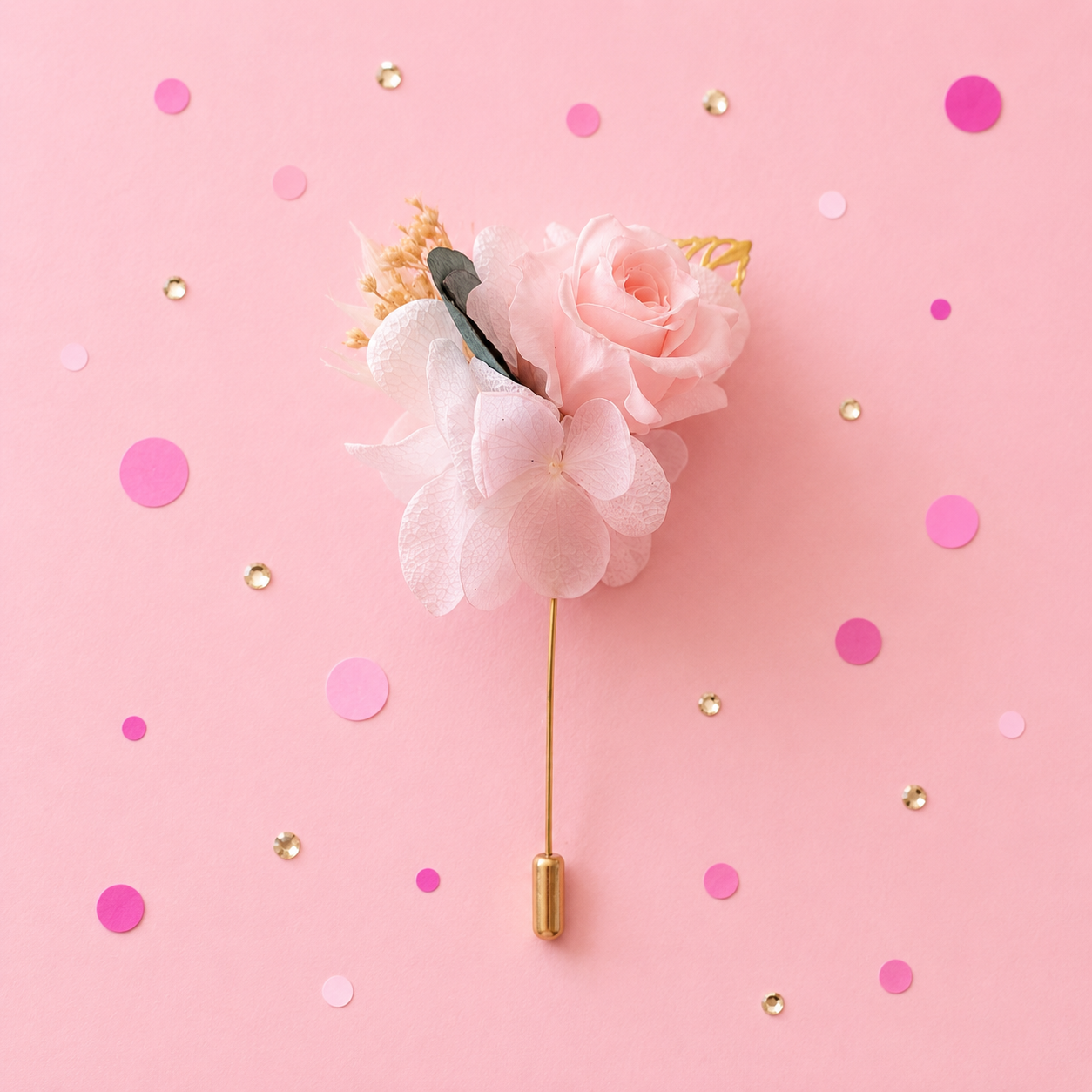 Boutonniere mariage premium avec rose stabilisee rose poudre hortensia blanc et feuille doree