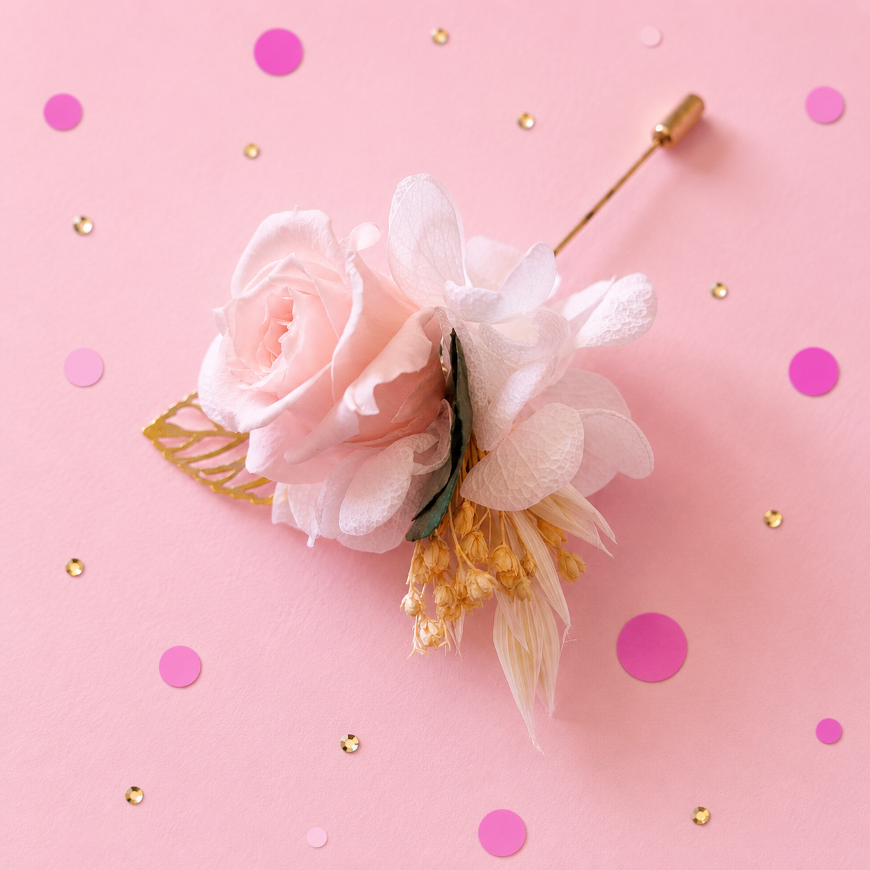 Boutonniere mariage premium avec rose stabilisee rose poudre hortensia blanc et feuille doree