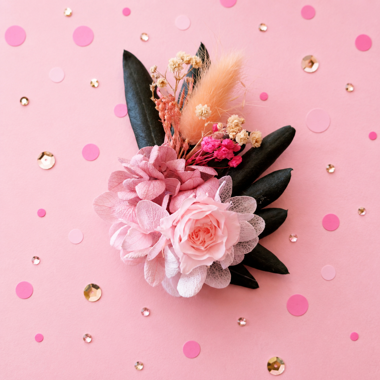Boutonniere badge broche fleurs stabilisees rose poudre peche fuchsia et feuillage vert sombre pour mariage