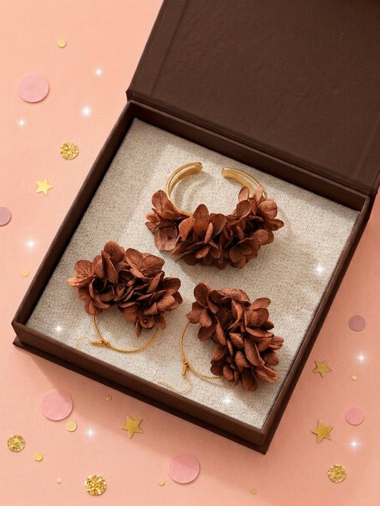 Coffret cadeau demoiselle d'honneur avec bracelet jonc et boucles d'oreilles créoles en hortensia marron chocolat