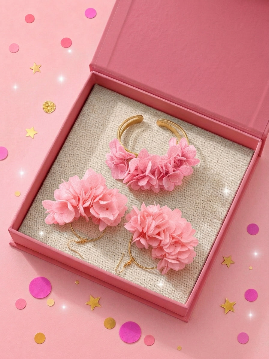 Coffret cadeau demoiselle d'honneur avec bracelet jonc et boucles d'oreilles créoles en hortensia rose poudré