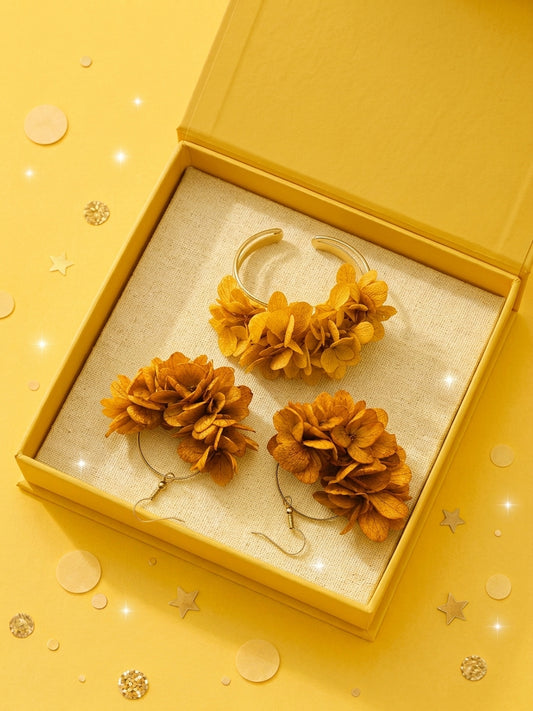 Coffret cadeau demoiselle d'honneur avec bracelet jonc et boucles d'oreilles créoles en hortensia jaune moutarde
