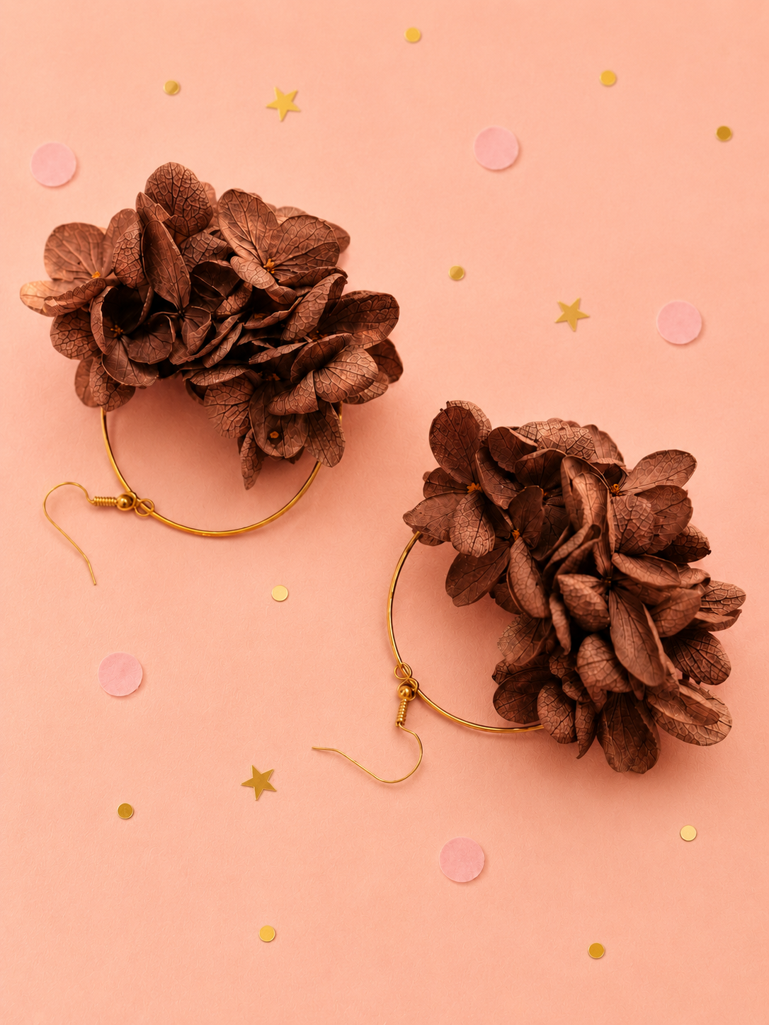 Coffret cadeau demoiselle d'honneur avec bracelet jonc et boucles d'oreilles créoles en hortensia marron chocolat